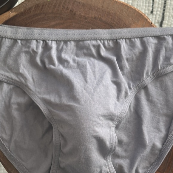 Hanes - Picture 2 of 5